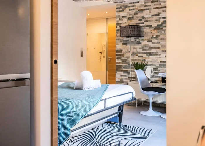 Rare ! Avec Terrasse A 5 Min A Pied Du Palais - Rare ! Avec Terrasse A 5 Min A Pied Du Palais Mae-2433 *